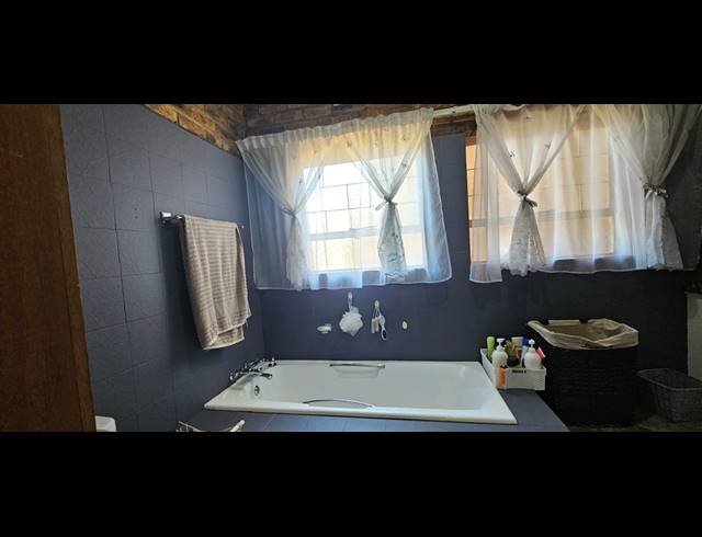 4 BEDROOM FREESTANDING FOR SALE IN BRITS CENTRAL